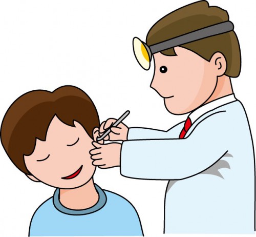 耳鼻科医に耳の検診を受けている男の子