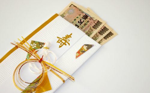 金銀のおしゃれな祝儀袋と3万円