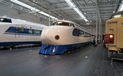 リニア・鉄道館に展示されている100系新幹線、0系新幹線、特急しなのの写真