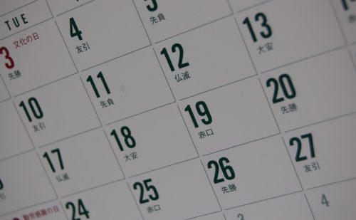日付と一緒に先勝・友引なども書かれているカレンダーの写真