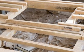 建設中の木造家屋の基礎部分の写真
