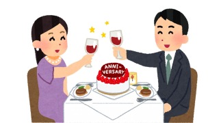 正装の夫婦が結婚記念日のデコレーションケーキをテーブルに置いて、ワイングラスで乾杯をしているイラスト